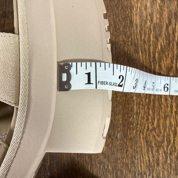 New UGG New Heights Platform T-Strap Sandal in Mustard Seed Women’s Size 9 - Picture 10 of 11